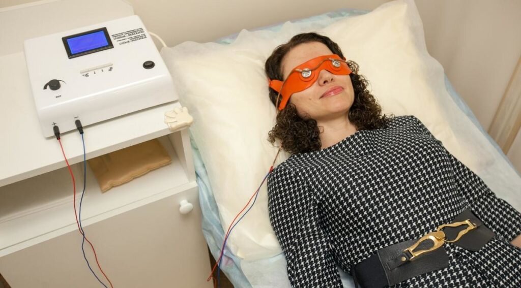 Принятие процедуры "Электросон". Фот  с сайта: https://www.pavlova-kmv.ru/content/images/elektroson_1.jpg