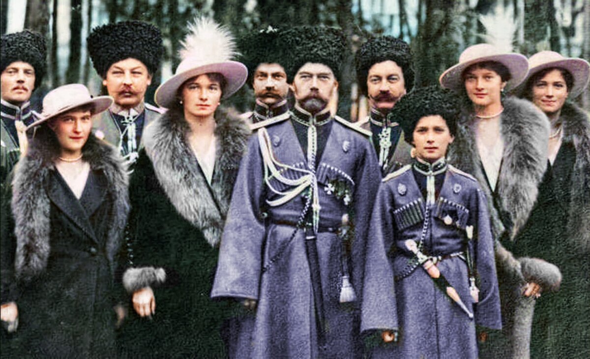 Великие княжны Анастасия и Ольга, Император Николай 2, Цесаревич Алексей, Великие княжны Татьяна и Мария 