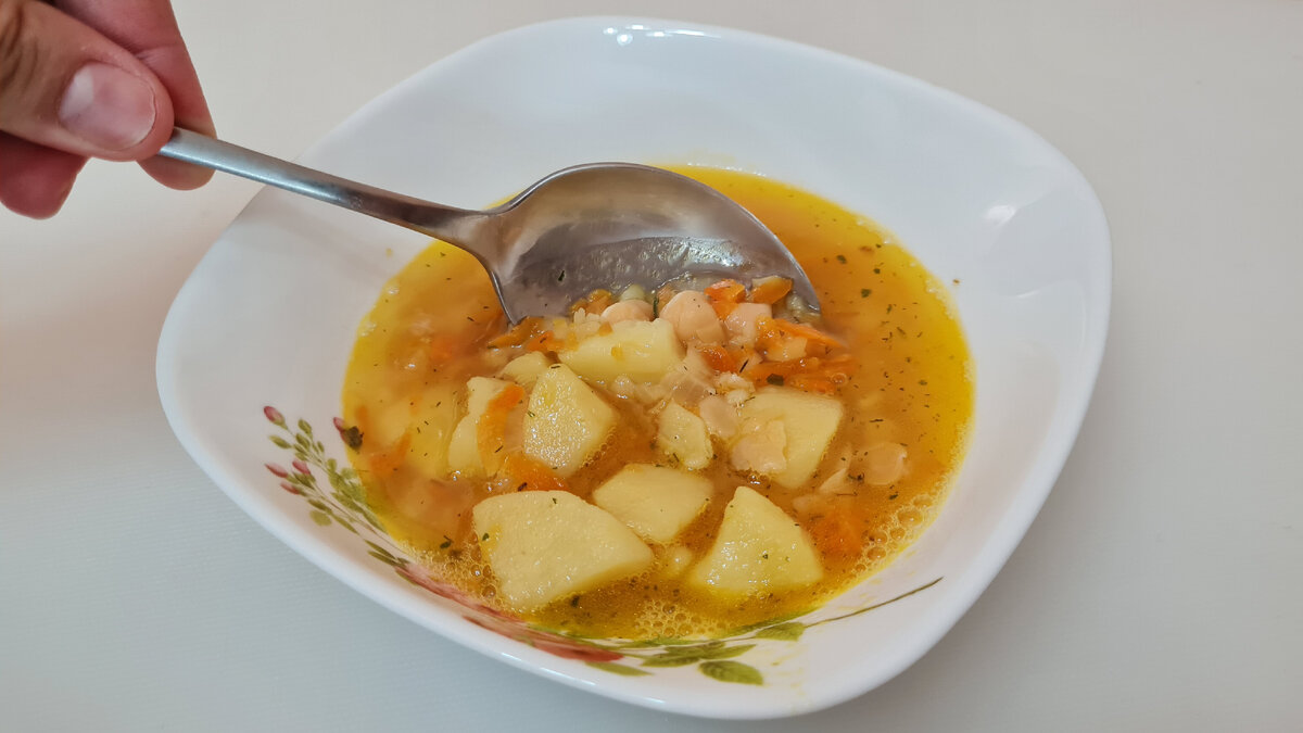 Гороховый суп с копчеными ребрышками на овощном бульоне