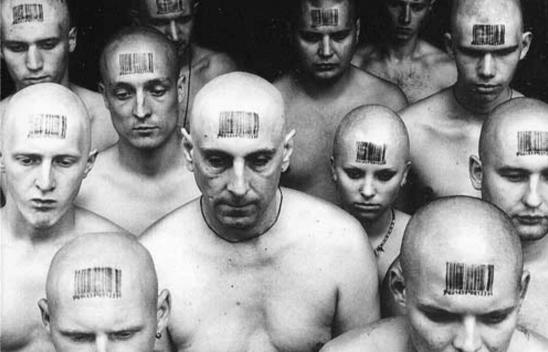 «Люди будут и наблюдать, и подвергаться наблюдению. Вся их жизнь, все, что они говорят, что делают - все будет контролироваться с помощью компьютера»