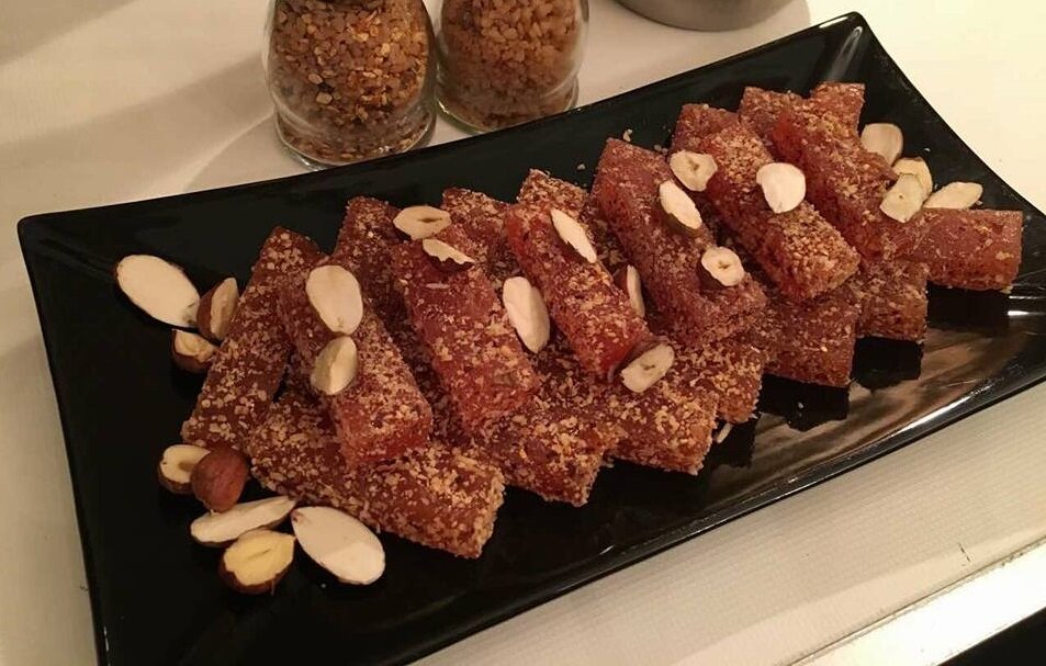 Мармелад из айвы в крошке из фундука, сервированный с орешками (фундуком и миндальными лепестками). Фото автора