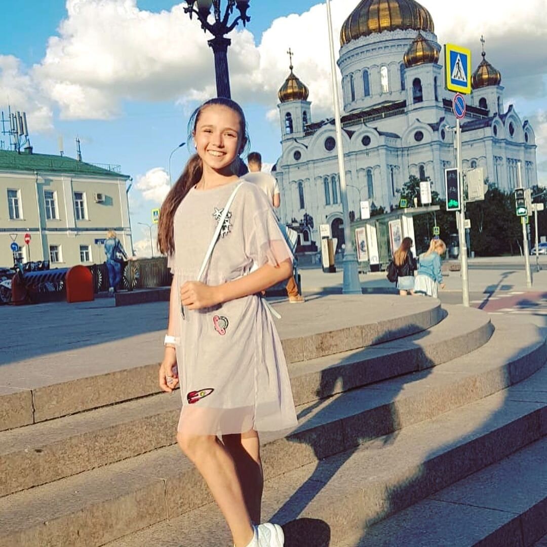 Камила на прогулке.