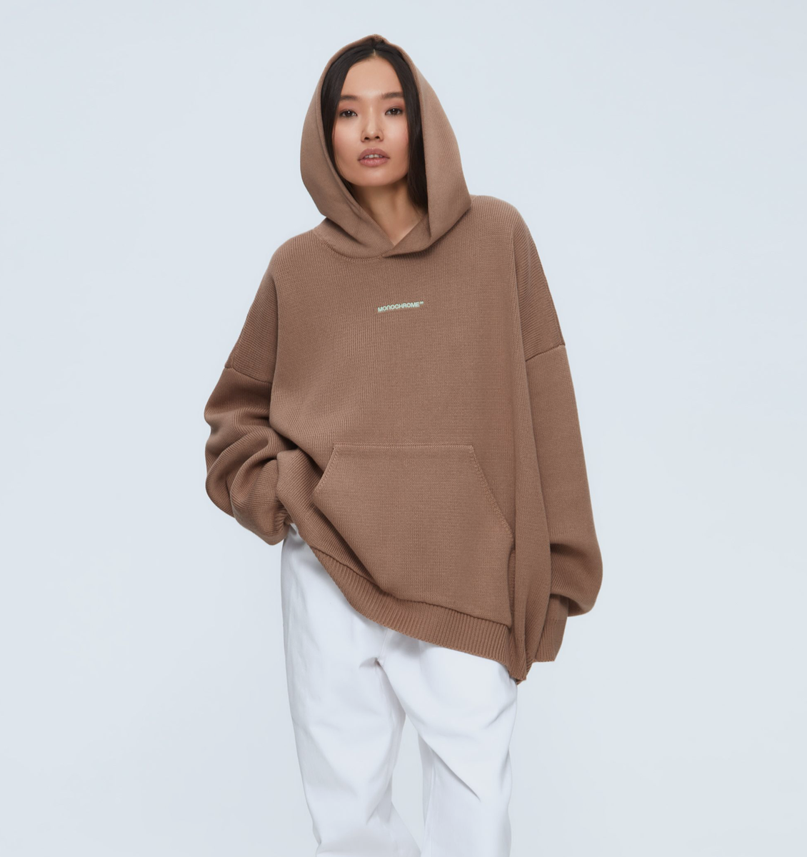 Худи из ассортимента Monochrome, российского бренда, который активно популяризирует одежду оверсайз и использует этот формат в качестве ключевого направления в создании своих коллекций. Бренд включен в мой гайд по российским брендам и я сама ношу их одежду. Ссылку на гайд найдёте в конце статьи, он бесплатный.