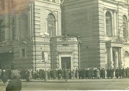 Очередь за билетами в Кировский театр на оперный спектакль Н.Печковского. 30-тые годы 20 века. В свободном доступе. Источник в Интернете - статья Т.Н.Зверевой, зав. отделом научного описания личных фондов. ЦГАЛИ СПб.