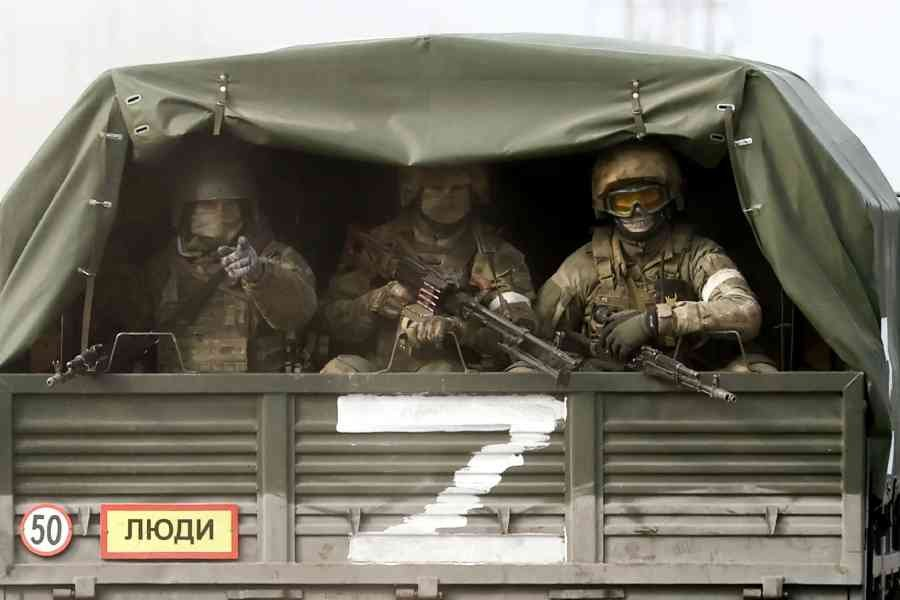 Российские военнослужащие в районе пропускного пункта Перекоп российско-украинской границы. - Фото: Сергей Мальгавко/ТАСС