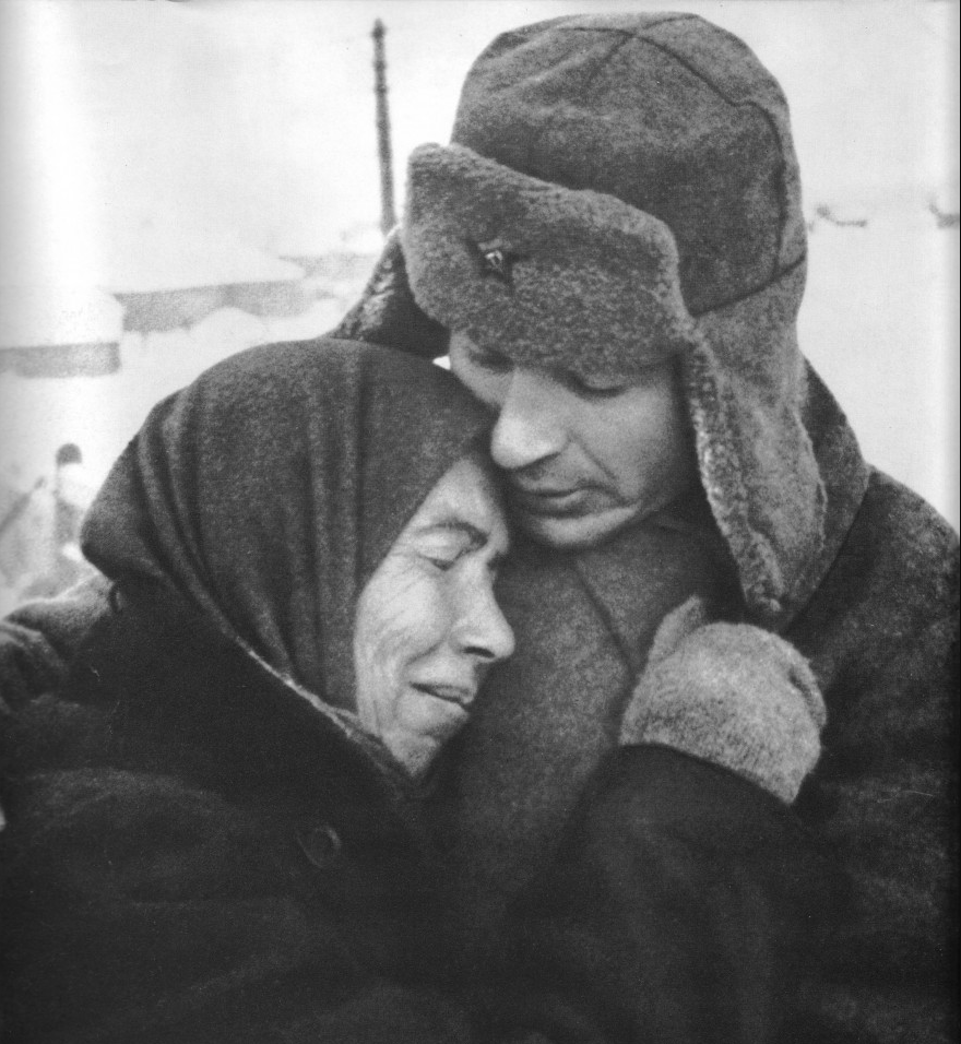 Бабушка обнимает советского солдата в декабре 1941 года во время Битвы за Москву 