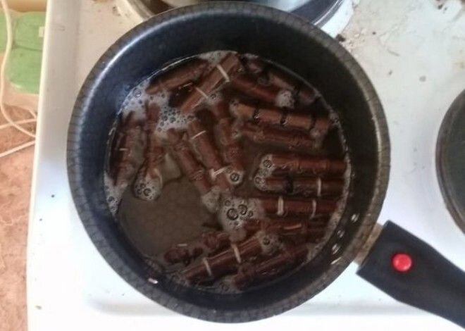 Потребуется растопить одну крупную свечку. В кастрюле растопите свечку покрупнее до состояния жидкого парафина. Опускайте в неё картонные рулеты и оставьте на пару минут, слегка помешивая, для лучшей пропитки.