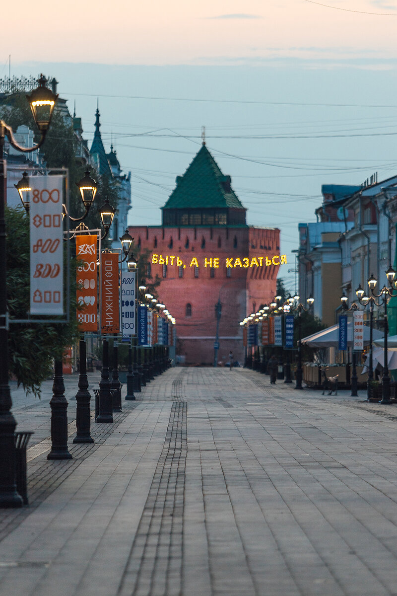 Современный вид на Дмитриевскую башню кремля с Большой Покровской. Фото: Дима Четыре