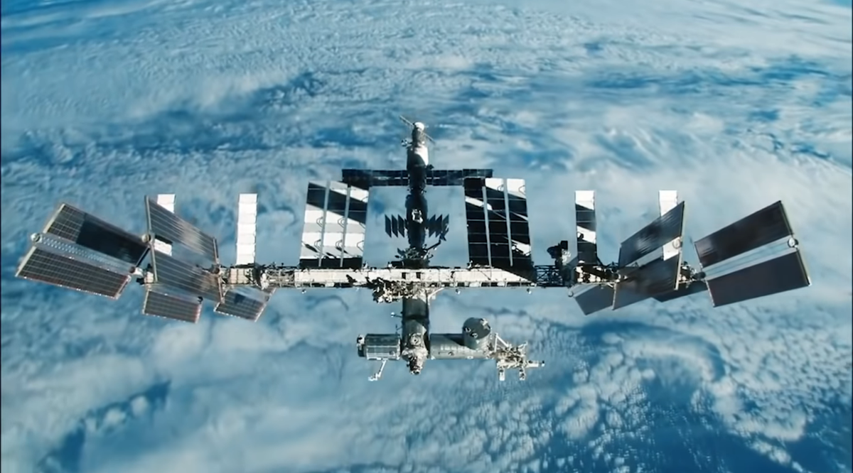 Над землей плывет корабль...