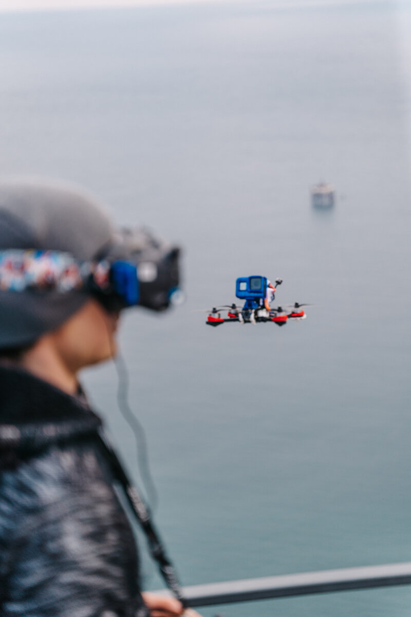 Позирую для фото, иначе дрон так просто не поймать в кадре )