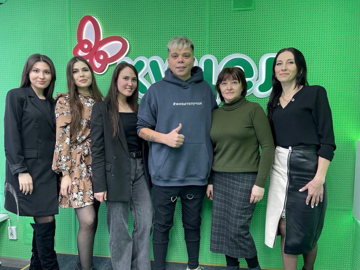 Элвин Грей (Радик Юльякшин) с сотрудниками радиостанции Кунель