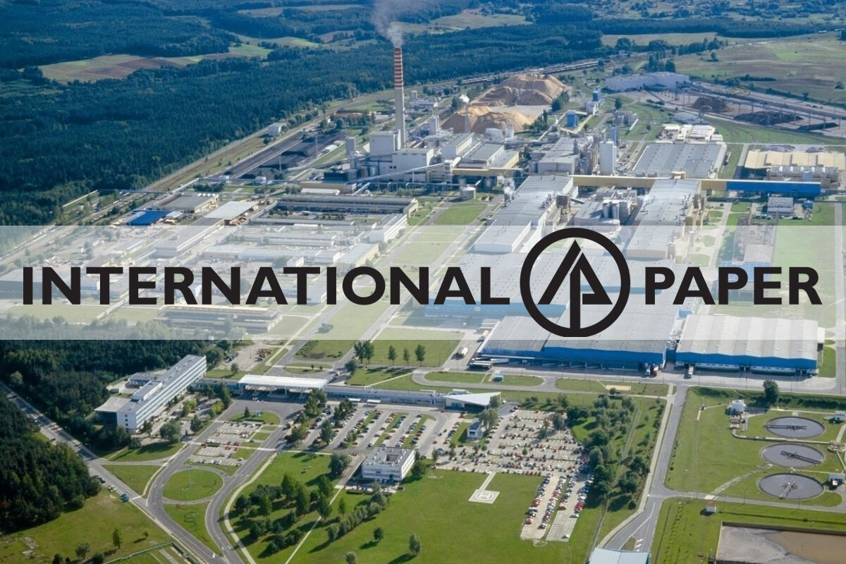 International Paper рассматривает возможность продажи своей доли 50% в Группе Илим, об этом заявила американская компания. Вместе с тем, International Paper отмечает, что у нее нет намерений приостанавливать работу предприятий или инициировать процедуру ликвидации или банкротства Группы Илим.Впервые International Paper занялась бизнесом в России в 1995 г., открыв небольшой офис в Москве для изучения возможностей. Три года спустя она приобрела бумажный завод в Светогорске (Ленинградская обл.), около границы с Финляндией, которому было 125 лет. Завод производит офисную и офсетную бумагу, картон и термомеханическую массу. На нем работают 1,5 тыс. человек. В 2007 г. International Paper приобрела 50% Группы Илим, стоимость сделки составила $650 млн. Большая часть другой половины группы Группы Илим принадлежит предпринимателю Захару Смушкину, который является председателем совета директоров группы. Ключевым элементом совместного предприятия стала долгосрочная инвестиционная программа, в результате которой International Paper за десять лет после вхождения в Группу Илим инвестировала в развитие производства компании около $3,2 млрд.С 1998 по 2018 гг. инвестиции International Paper в капитальные проекты и модернизацию производств на Светогорском ЦБК составили $752 млн. В январе 2022 г. Sylvamo Corporation, подразделение International Paper, заявило о планах дополнительно инвестировать $230 млн в модернизацию производства Светогорского завода.

International Paper крупнейшая в мире лесопромышленная компания, в 2021 г. ее объем продаж составил $19,1 млрд. На комбинатах Группы Илим выпускается 75% всей российской товарной целлюлозы, 20% картона и 10% российской бумаги. В группе работают 17 тыс. человек. Новость взята из сайта https://www.lesprom.com