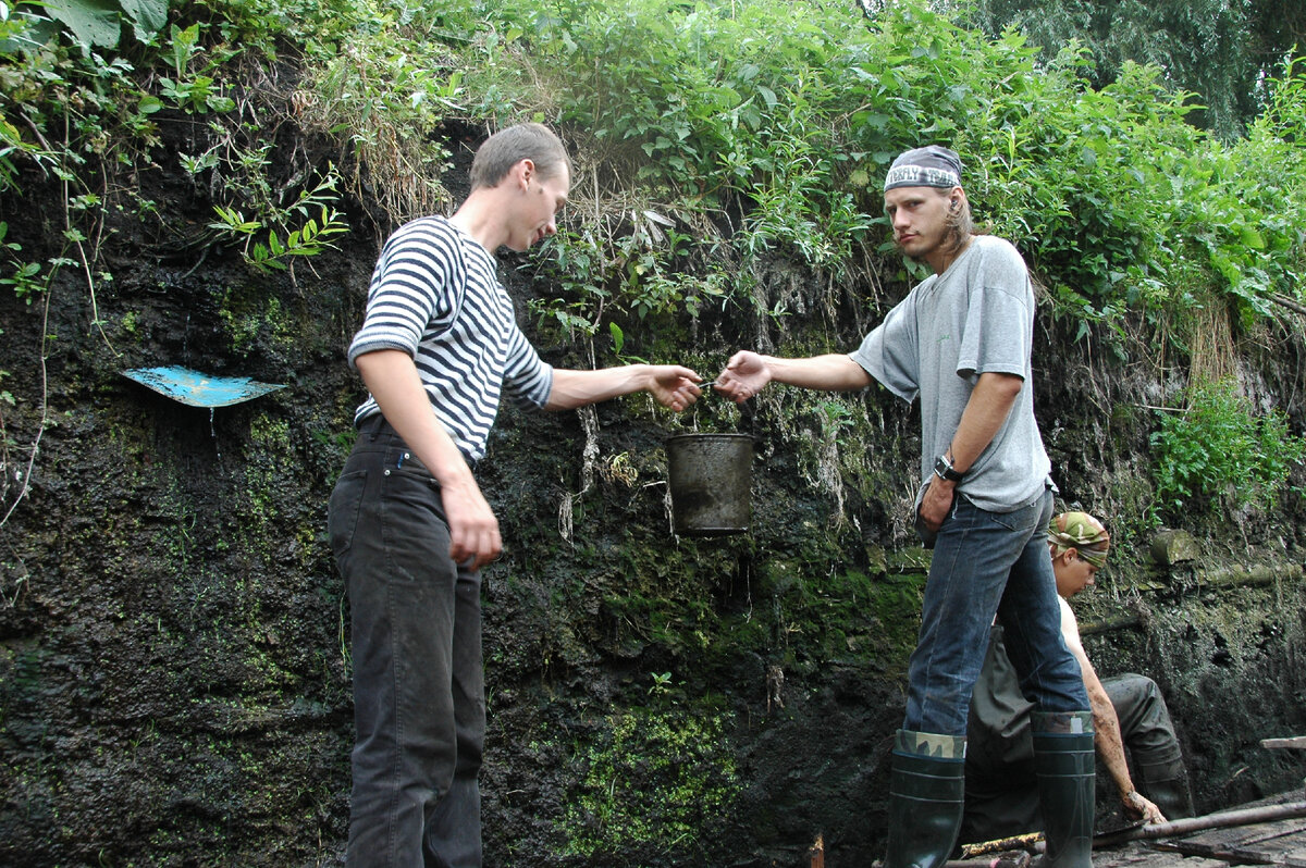 И вдруг ты уже сидишь в яме, черпаешь ведром какую-то мутную жидкость со стойким запахом навоза