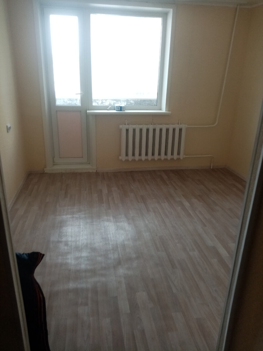 Квартира 12 кв метров комната 
Во всей квартире грязь и требуется косметический ремонт
Дверь на лоджию поломанный замок