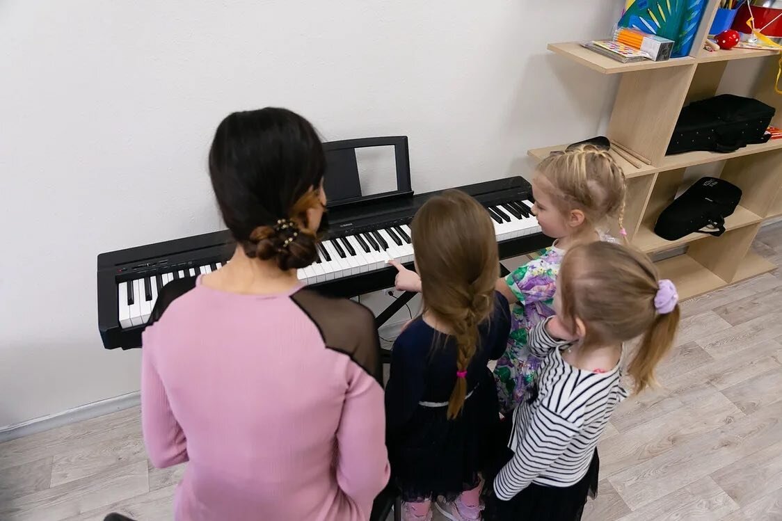 Преподаватель студии Юный Моцарт с учениками.