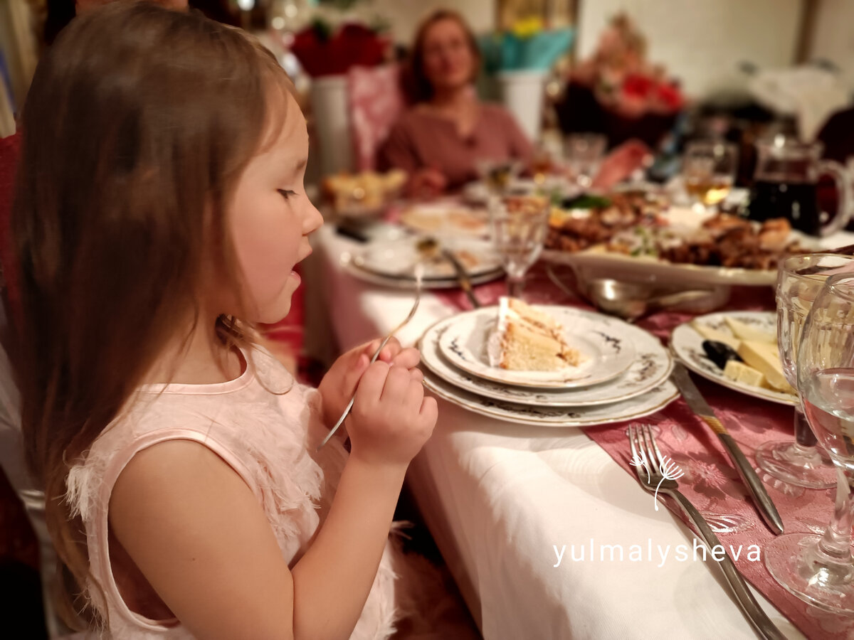 Маргарита не любит торты, пирожные и пироги, зато любит сладкое сырое тесто))