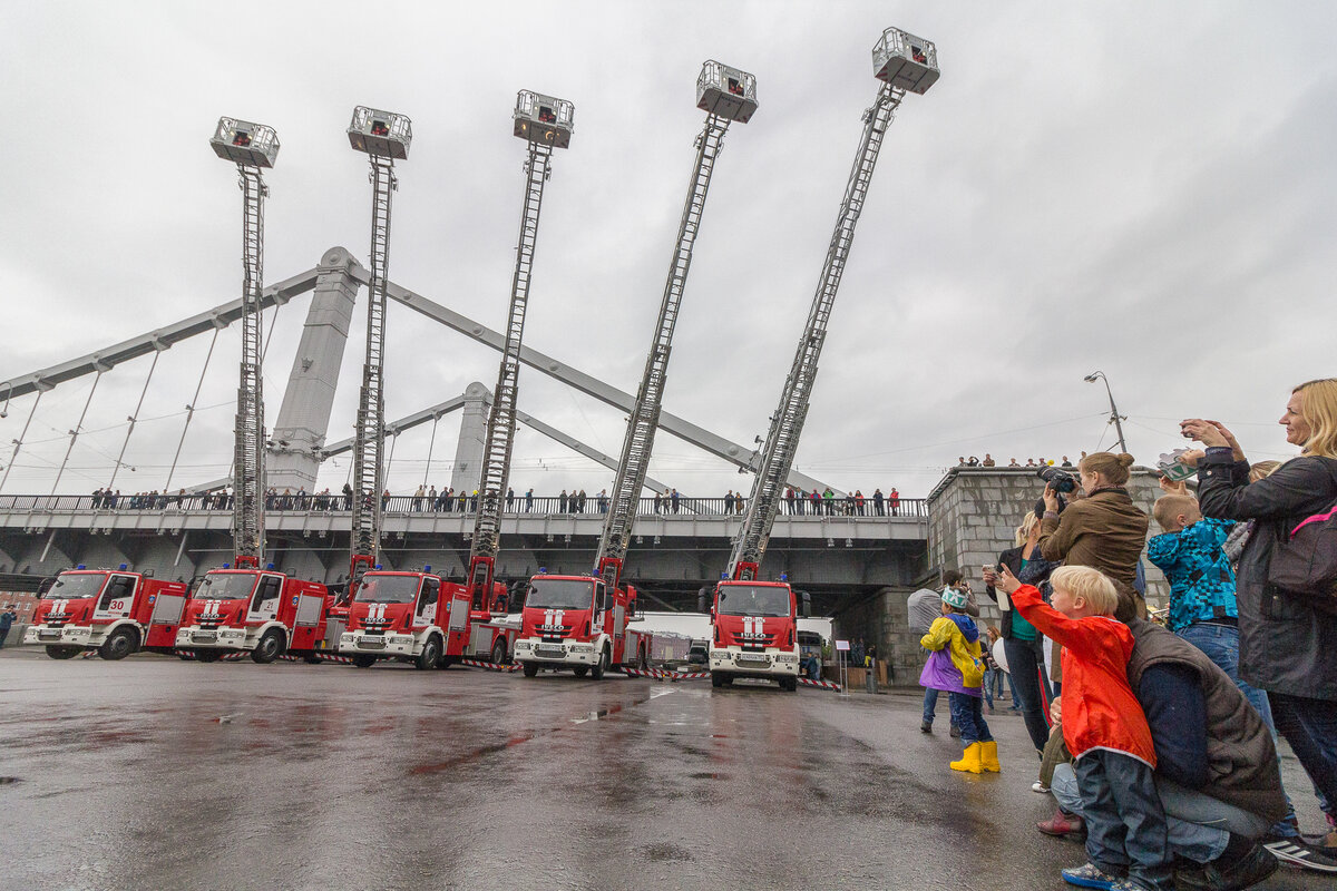 "Вальс пожарных лестниц" на праздновании Дня города Москвы в Парке Горького. 2015 г.