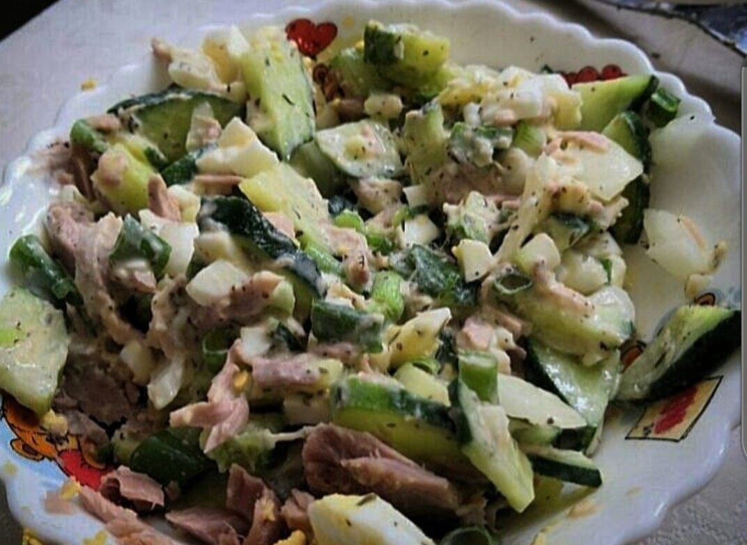 если нужен сытный, вкусный, белковый ужин вам поможет, салат с тунцом😁все как всегда просто, берём консервированого тунца и его в салатницу, туда же нарезаем огурец, лук, 2 варёных яйца, сметану/йогурт, соль, специи по вкусу (я люблю французские травы, как по мне это самый удачный выбор для этого салата).Всё перемешать. И ням ням 🤤КБЖУ 376/55.4/12.2/11.6#режимдня#правильноепитание#всепросто#нехудеемастройнеем#хорошокушаемхорошовыглядим#nastyameoede#мералад