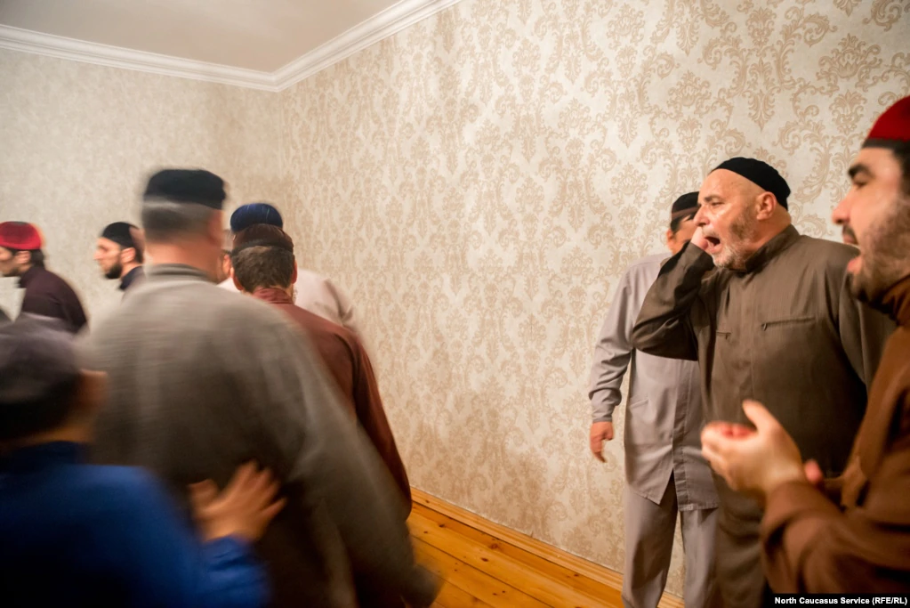 Чеченцы бегают по кругу. Толпа евреев бегает по кругу. Европейская дискотека 1996. Чеченский ритуальный танец зикр. Зикр 001.
