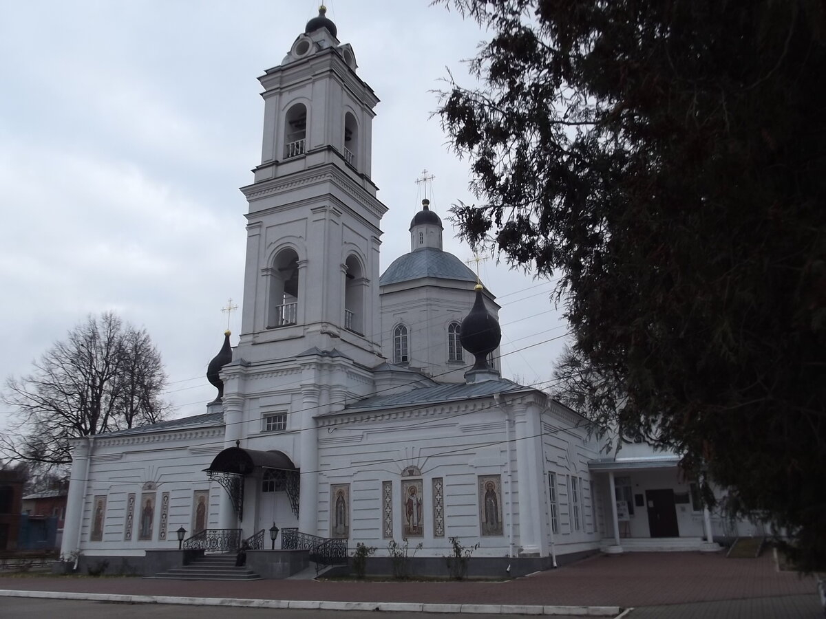 Петропавловский собор в Тарусе. Деньги на его строительство дала Екатерина II.