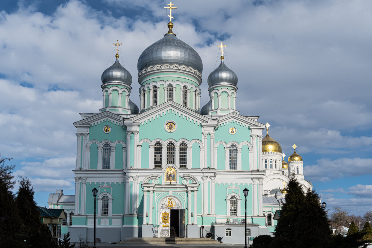 Троицкий собор Серафимо-Дивеевского монастыря. Чуть дальше частично виден Преображенский собор.