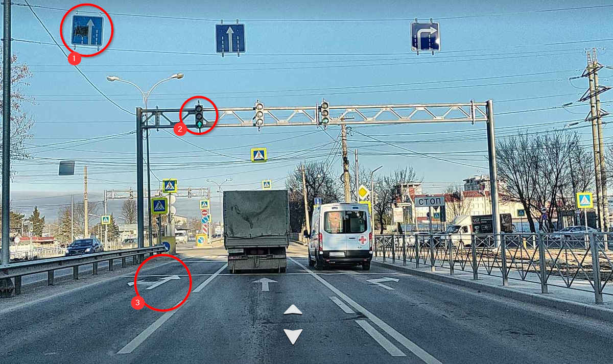 1- Знак поменяли (закрасили поворот налево).
2- Светофор нам говорит - ехать только прямо.
3 - Не очень показательно, разметку так же замазывали черной краской, но она стерлась. По сути, тут только должна остаться прямая стрелочка.