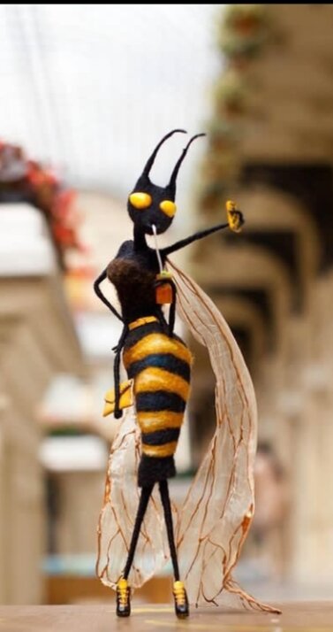 Войлочная пчёлка от Иллюстрация использована с открытого источника https://instagram.com/mysh_medunica