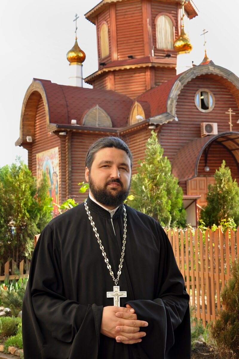 Спорт — это мир? "Я вовсе не выступаю против спорта. Я за него. За массовый, за любительский, за профессиональный. И за своих я болею, что в боксе, что в футболе, что в хоккее. Я своим, то есть нашим, горячо желаю победы. Но хочу сказать, что если мы ищем мира в спортивных зрелищах, то мы не там ищем. Мир не оттуда подается Литургия начинается призывом помолиться «О свышнем мире и спасении душ наших». «Свышний мир», это – «мир сверху», мир, ходящий из горнего мира, от Бога. Если оттуда он не придет, то ниоткуда больше не придет. Это исключительно Божий дар, как и премудрость или смирение. 
Сказанное выше не стоит воспринимать, как критику спорта. Наоборот, моя бы воля, бросил бы клич: «Православная молодежь, марш в спортзалы! Марш сжигать лишний вес и дурную силу, которую некуда девать. Марш бороться с ленью и побеждать, во-первых себя самого!» Чем не составная часть национальной идеи?
Сказанное следует понимать в качестве попытки расставить смыслы на свои места. От спорта не следует ждать того, что спорт, в принципе, дать не может. Мира, любви друг к другу, международного примирения, упразднения расизма он дать не в силах. Не в силах потому, что сам он есть – энергия войны и гордого соперничества, одетая в спортивную форму и решающая свои проблемы на специально приготовленной спортивной площадке". ⠀ 
  Отрывок из новой книги протоиерея Андрея Ткачева "Мужики, мужики...".
