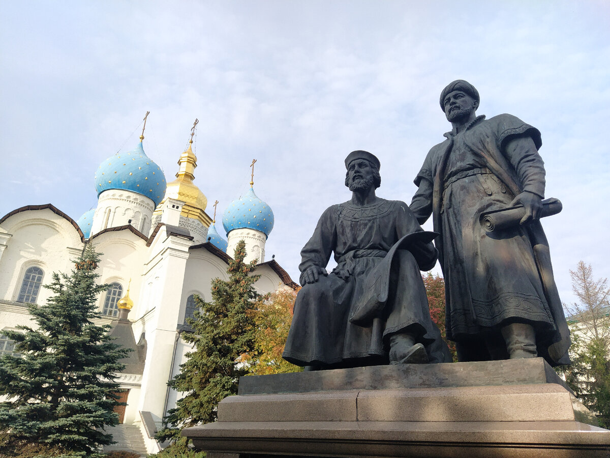 Собирательный образ русского и татарского зодчих на памятнике Зодчим казанского Кремля