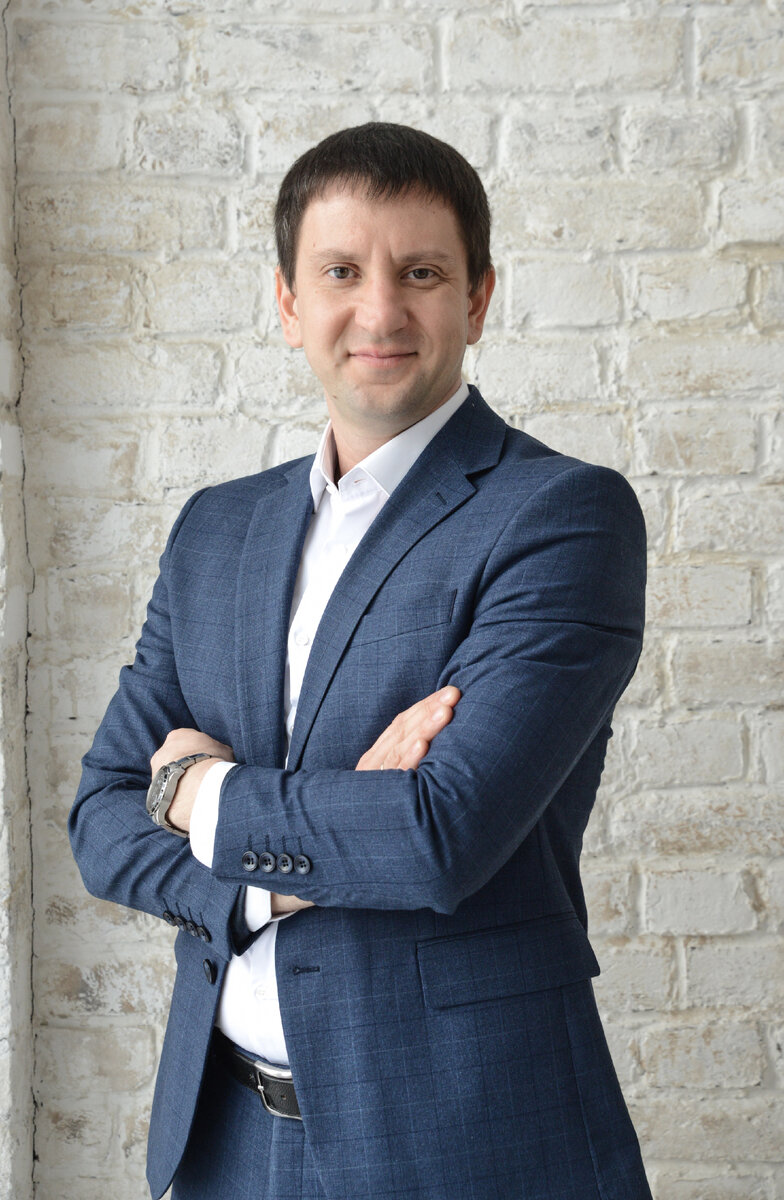 Мужчина стремится занять главенствующую позицию