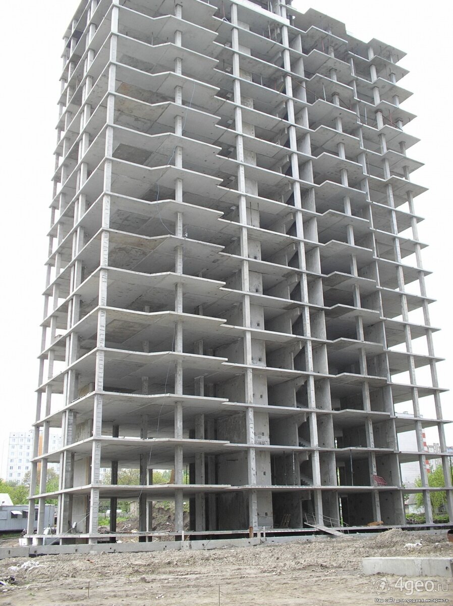 В современном многоэтажном строительстве широко применяют каркасную конструктивную схему с полным каркасом и самонесущими или навесными стенами и с неполным каркасом и несущими стенами. По роду материалов каркасы в этих зданиях выполняют преимущественно из железобетона, но в малоэтажных каменных зданиях иногда применяют внутренний каркас с кирпичными столбами. Стальной каркас применяют в гражданских и промышленных зданиях при значительной высоте или больших пролетах. Кирпичные столбы внутреннего каркаса устраиваются из полнотелого кирпича на растворах высоких марок. Для увеличения несущей способности столбов применяют поперечное или продольное армирование, в первом случае сетки из проволоки укладывают через 2—4 ряда в швы кладки, во втором — вертикально установленные стержни арматуры снаружи столба связывают хомутами и покрывают защитным слоем раствора.