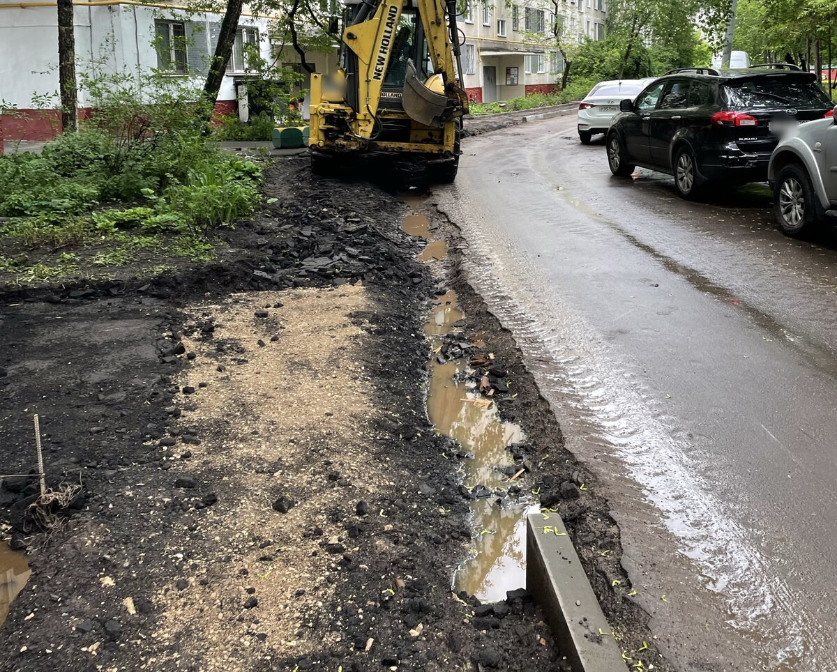 Работы по благоустройству московских дворов.