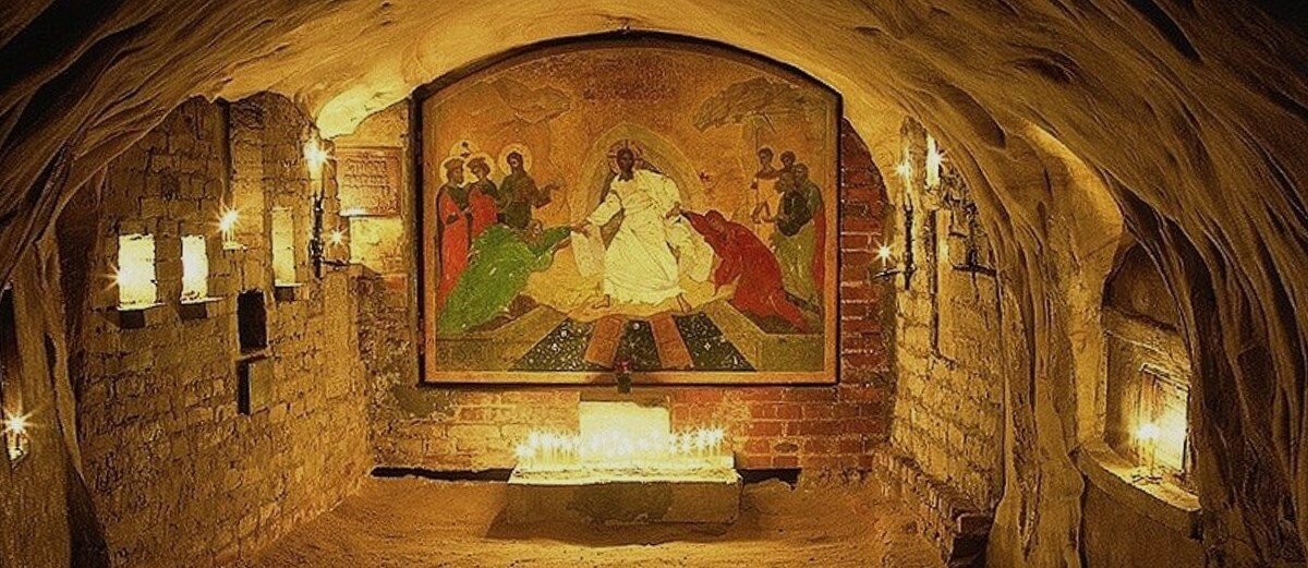 Одной из удивительных особенностей Псково-Печерского монастыря являются святые пещеры. С них шестьсот лет назад и началась обитель.