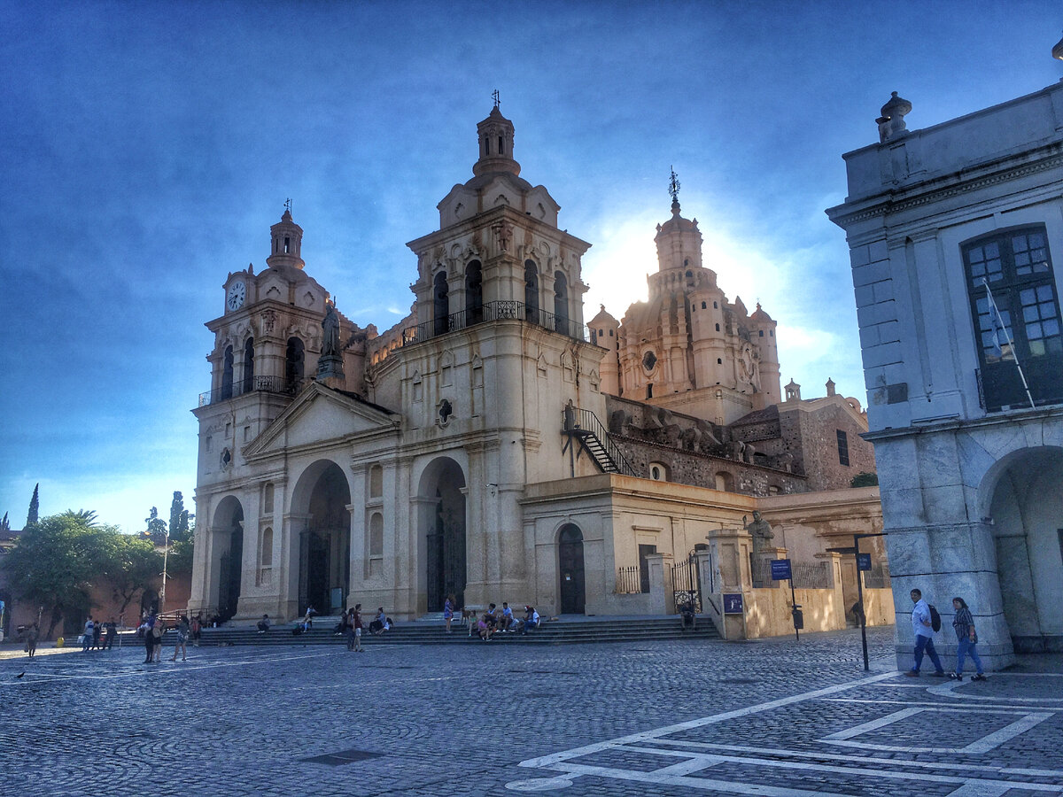 Кафедральный собор Iglesia Catedral Nuestra Señora de la Asunció, Кордоба, Аргентина. Фото автора. Лист