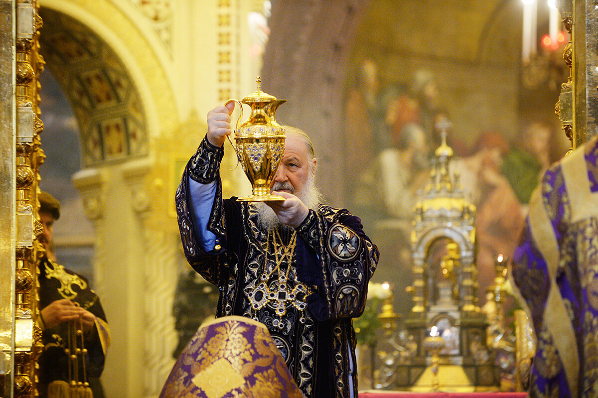 Автор и правообладатель данного изображения: http://anastasia-uz.ru/news/v_velikij_chetvertok_svjatejshij_patriarkh_kirill_sovershil_liturgiju_i_chin_osvjashhenija_mira_v_khrame_khrista_spasitelja_v_moskve/2017-04-14-16486