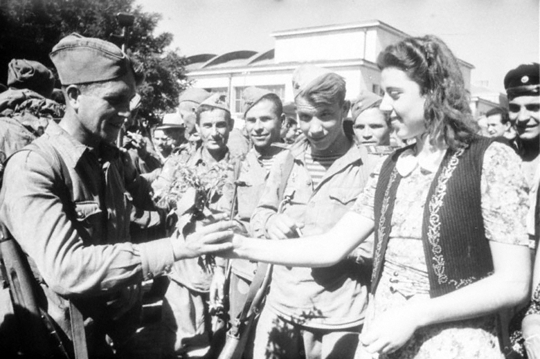 Освобождение румынии болгарии. Встреча советских солдат освободителей 1943. Освобождение Болгарии 1944 операция. Освобождение Румынии в 1944. Бухарест 1944.