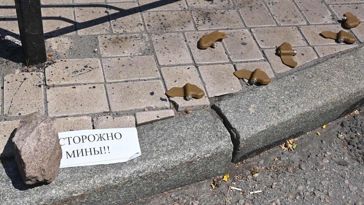    Противопехотные фугасные мины (ПФМ-1) "Лепесток" на центральной улице Донецка© РИА Новости