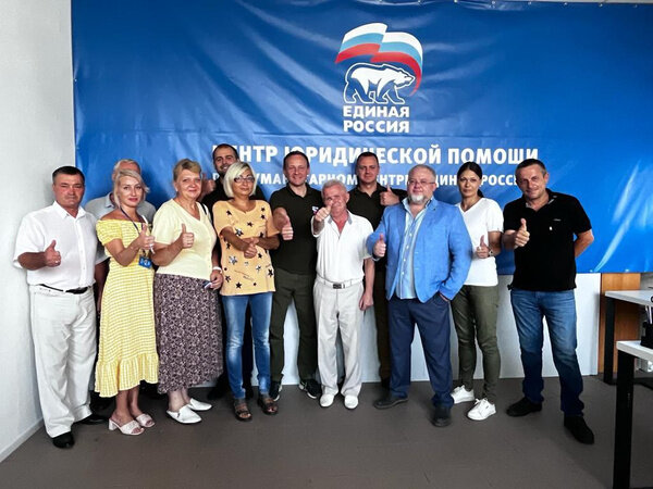 Мариупольцы получили партбилеты "Единой России". Обложка © Telegram / "Единая Россия. Официально"