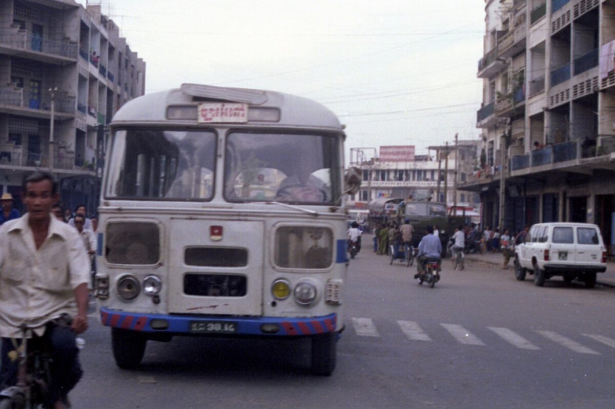 Фотографии 1990 года с советскими автобусами в Камбоджи: ПАЗы, ЛАЗы и даже  Кубань | Все о грузовиках – Trucksplanet | Дзен