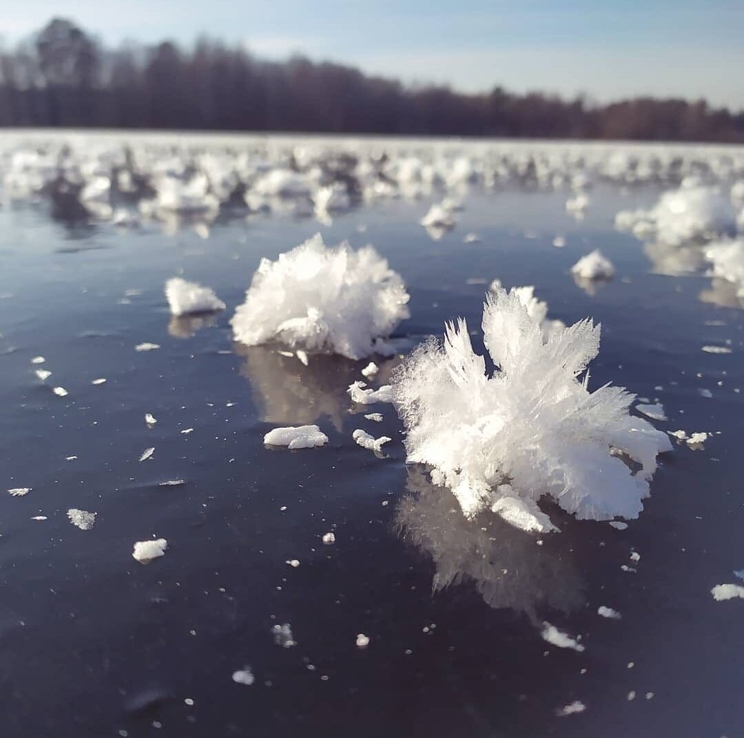 Вода замерзает в руке