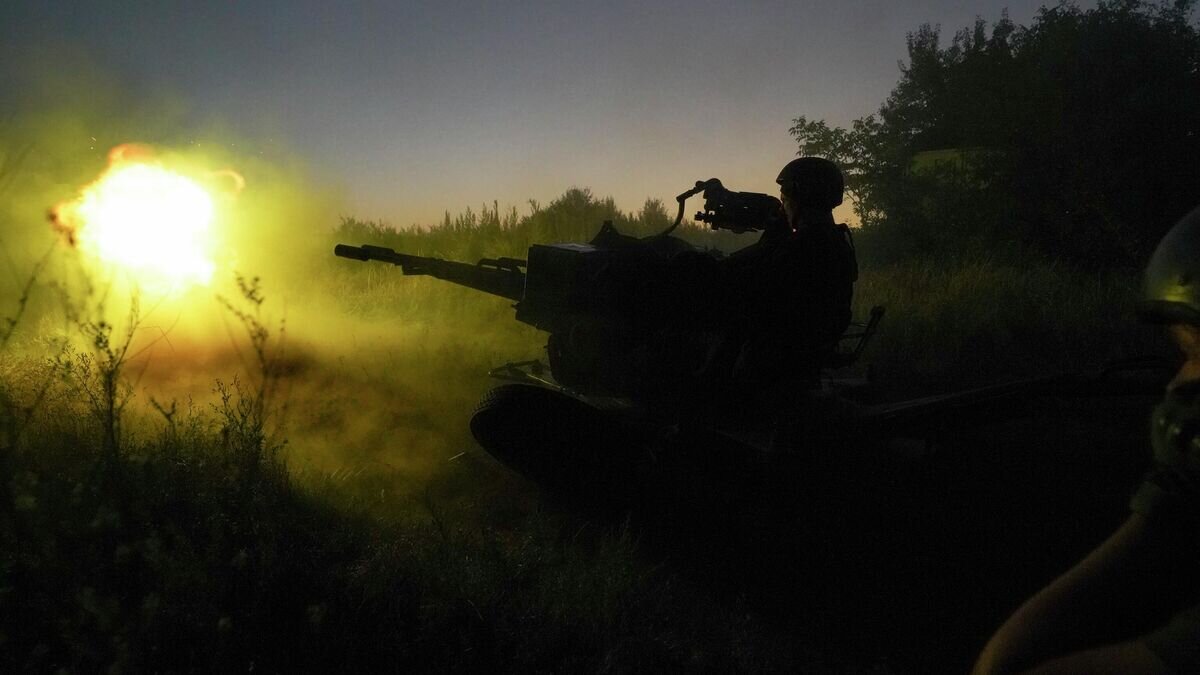    Украинские военнослужащие ведут огонь из зенитной установки в Харьковской области© AP Photo / Andrii Marienko