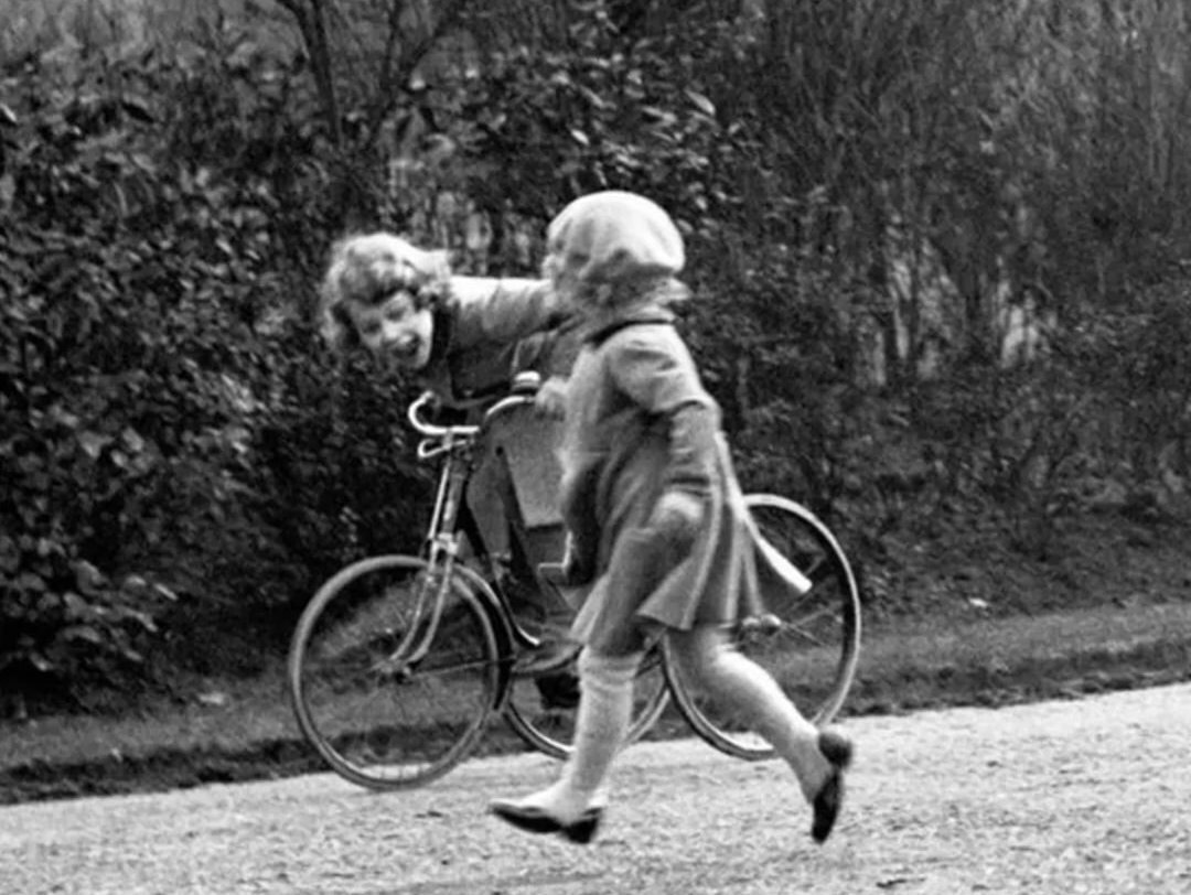 1932 год. Лиззи учится кататься на велосипеде. Марго на подстраховке.  Фото: PC.