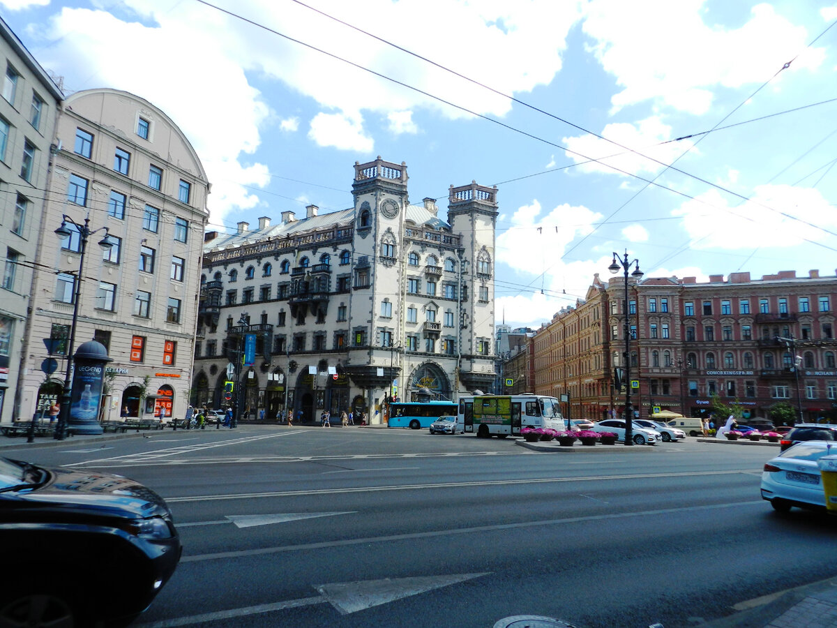 Площадь Льва Толстого в Петербурге.