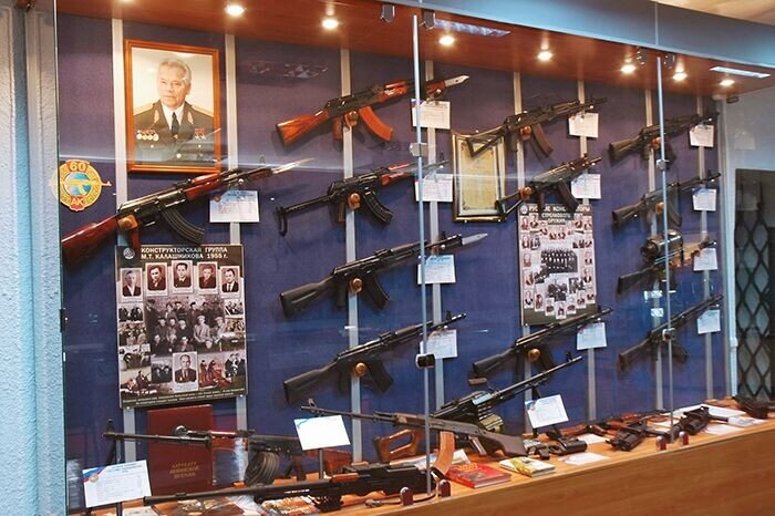 Михаил Калашников и его знаменитый автомат Калашникова. Выдающийся оружейный конструктор, создавший самый распространенный автомат в мире, используемый с середины XX века по сегодняшний день во многих странах. Михаилу Калашникову удалось реализовать в автомате АК-47 наиболее оптимальные технические решения своего времени, что сделало эту винтовку надёжной и востребованной во всём мире. Модификации АК остаются одними из основных автоматов на службе российской армии. Переименованный в честь знаменитого конструктора концерн «Калашников» является одним из крупнейших оборонных предприятий России. При поездках в Ижевск, каждый раз посещаю Музейно-выставочный комплекс имени Михаила Калашникова — обязательное место для всех, кому интересна история российского стрелкового оружия.В музее выставлена целая оружейная коллекция творения рук знаменитого конструктора Калашникова, начиная от самых первых пехотных образцов до современных экземпляров. #ЕдинаяРоссия, #ZаПобеду, #СвоихНеБросаем