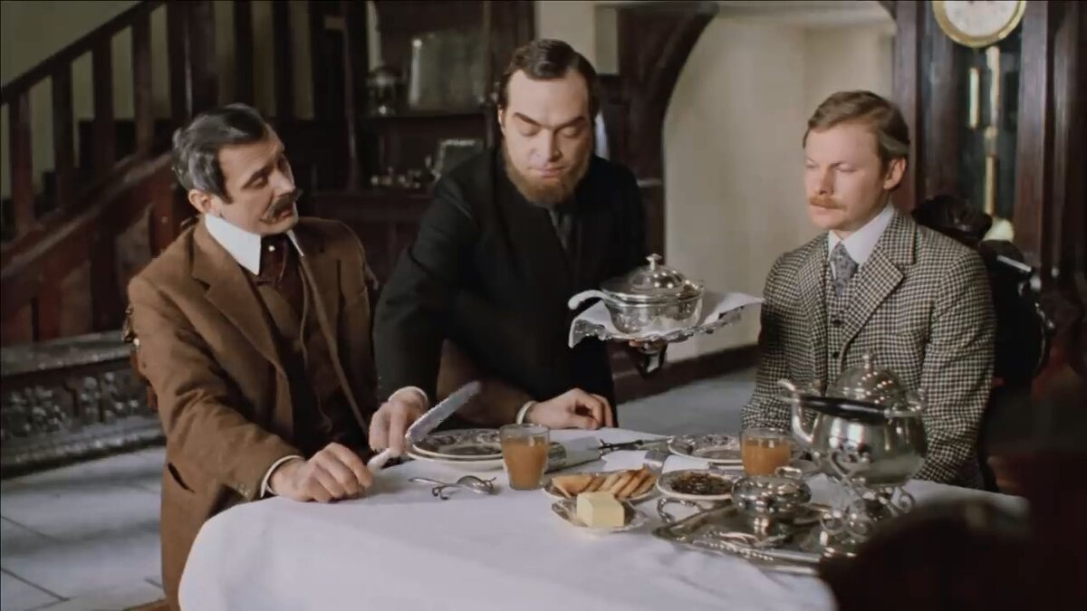 После выхода на телеэкраны первых фильмов о Холмсе и Ватсоне зрители завалили Ленфильм письмами. Дескать, раз уж вы взялись за Конан Дойля, то снимите и «Собаку Баскервилей».-4