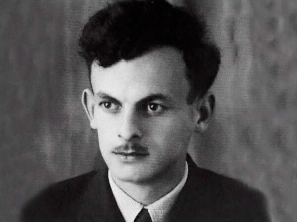    Когда семью Булата перевели в Нижний Тагил, мальчик учился в 4 классе. Тогда он впервые и влюбился в свою одноклассницу Лелю.