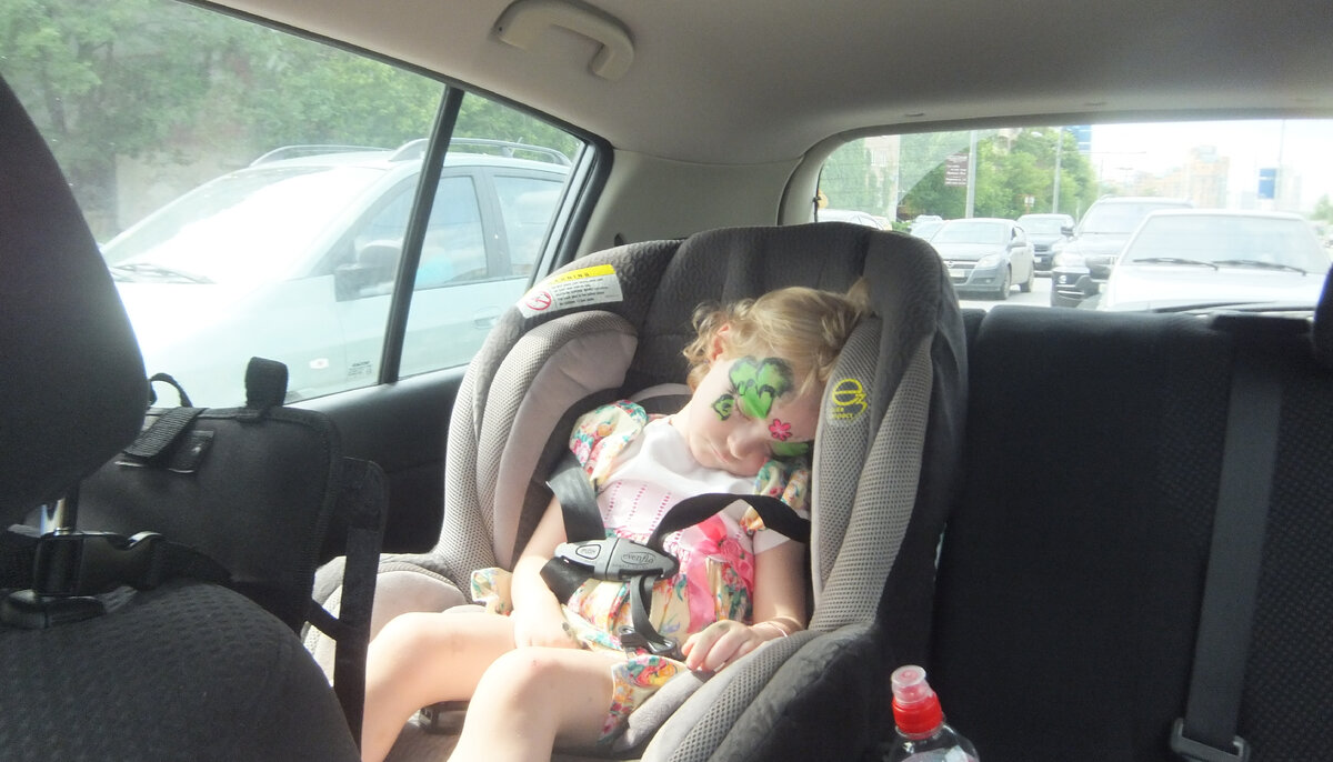 Героиня истории спит в своем автокресле в той самой машине, которая поравнялась с Range Rover. Фото автора.