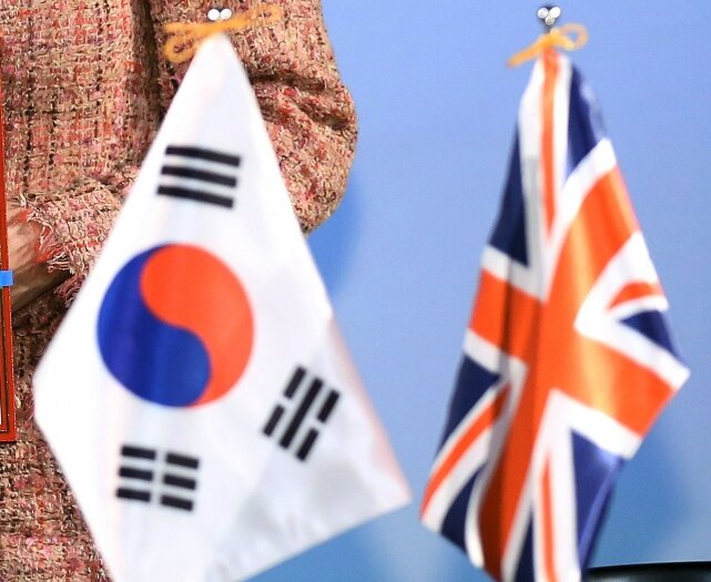    Флаги Южной Кореи и Великобритании Korean Culture and Information Service