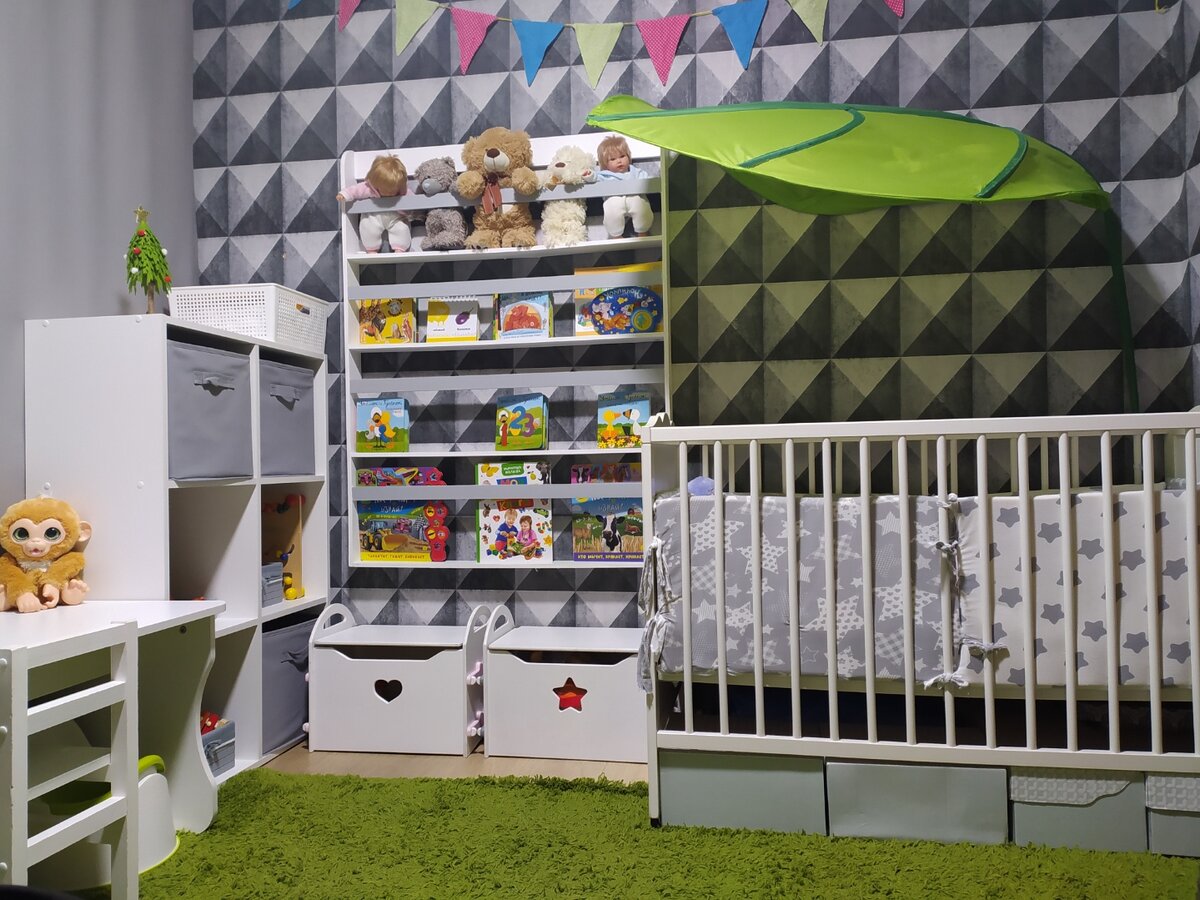 Спальня теперь не желтенькая, а зелененькая.