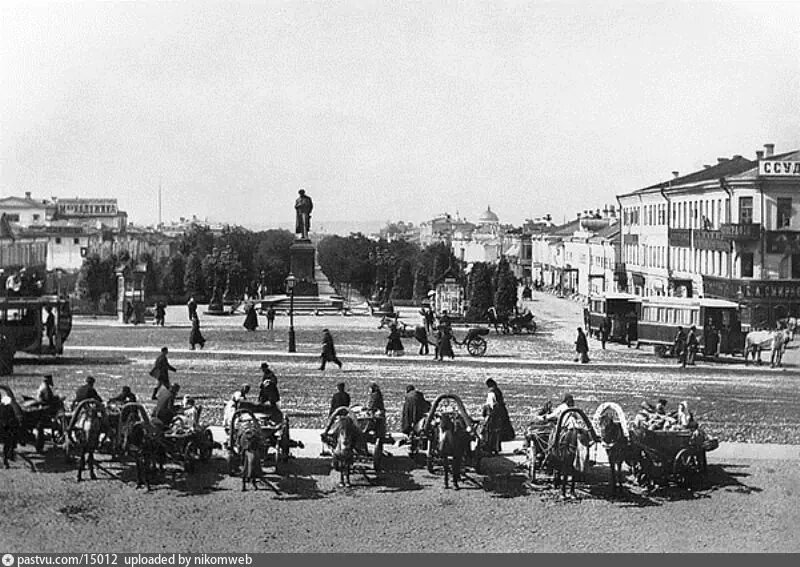 1888 г .Памятник в начале Тверского бульвара. Местность совсем неузнаваема из-за сноса всей застройки